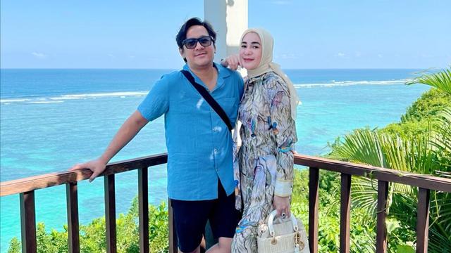 7 Momen Liburan Andre Taulany di Bali, Tampil Mesra Bersama Istri