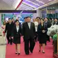 Kim Jong Un mengunjungi barak militer negara itu bersama istrinya Ri Sol Ju dan putrinya Ju Ae dalam rangka memperingati 75 tahun berdirinya Tentara Rakyat Korea. (Dok. KCNA)