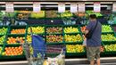 Seorang pria membeli buah di sebuah supermarket di Buenos Aires, Argentina, Rabu (15/3/2023). Tingkat inflasi Argentina telah melonjak melampaui 100 persen untuk pertama kalinya sejak akhir hiperinflasi di awal tahun 90-an. (Photo by STRINGER / AFP)