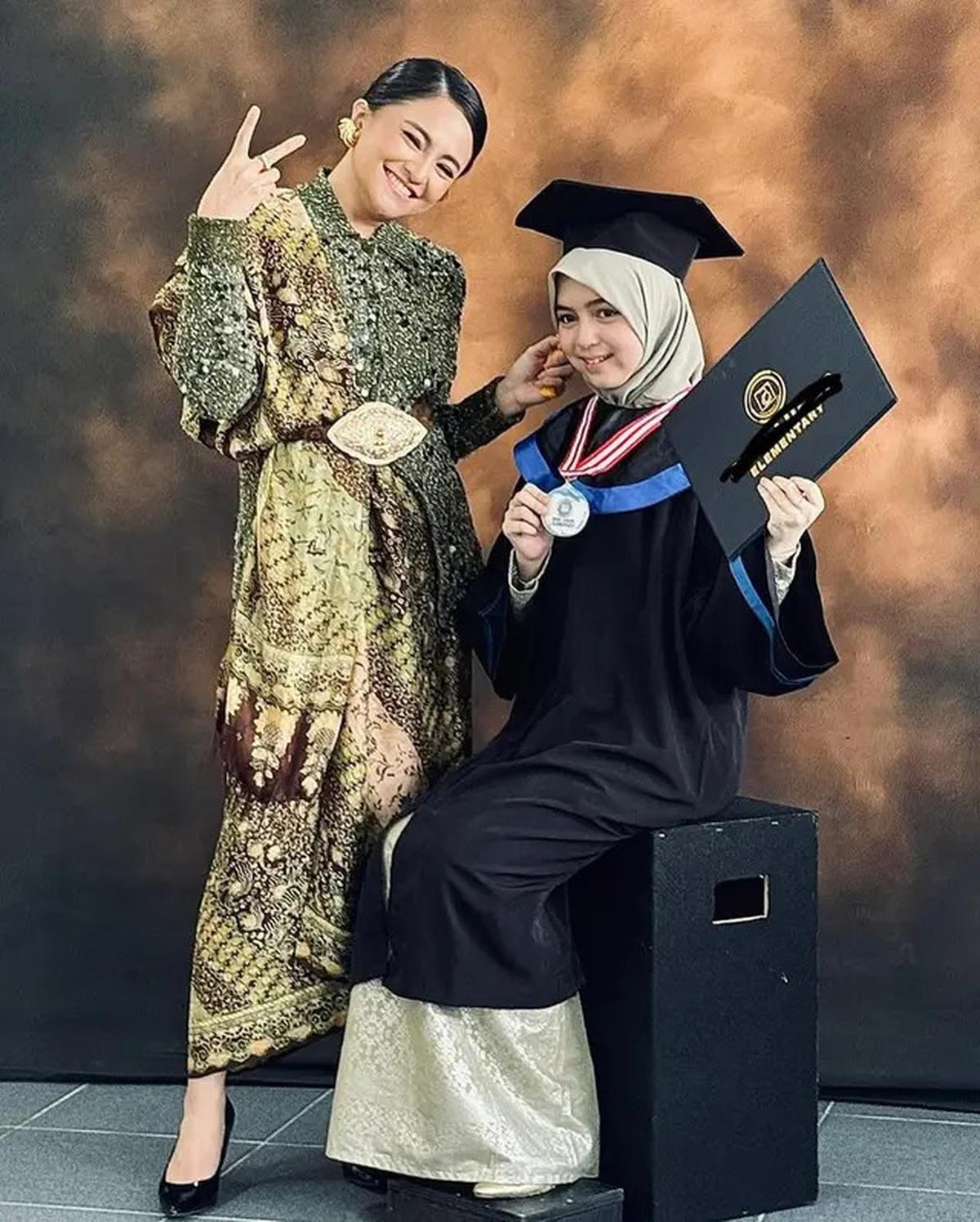 6 Potret Marshanda Dampingi Sienna Wisuda Kelulusan SD, Outfitnya Memukau
