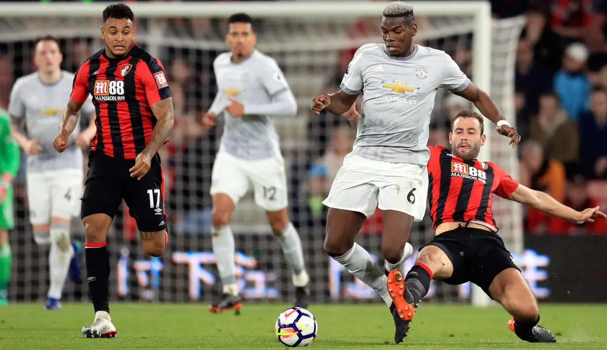 Gelandang Manchester United, Paul Pogba membawa bola dari kejaran pemain Bournemouth, Steve Cook  pada pertandingan Liga Inggris di Stadion Vitality, (18/4). MU menang 2-0 atas Bournemouth. (AP Photo/Adam Davy)
