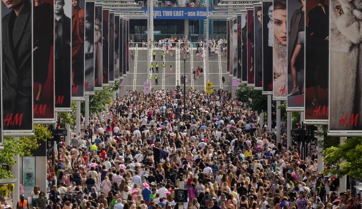 Ribuan Swifties --sebutan bagi penggemar Taylor Swift-- memadati Stadion Wembley di London pada Kamis (15/8). (AP Photo/Alastair Grant)