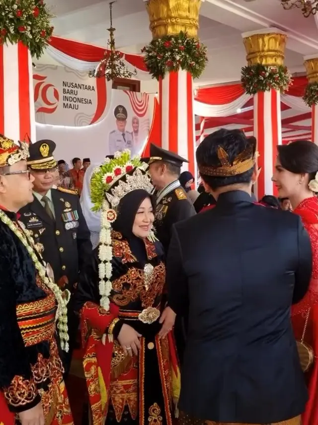 7 Potret Arumi Bachsin dan Emil Dardak Hadiri Upacara HUT RI di Gedung Merdeka Surabaya