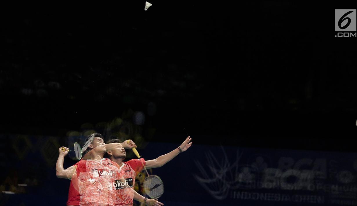 Ganda Campuran Indonesia, Tontowi Ahmad/Liliyana Natsir melakukan smash ke pasangan Zheng Siwei/Chen Qingchen asal China dalam final BCA Indonesia Open 2017 di Jakarta, Minggu (18/6). Tontowi/Liliyana menang 22-20 21-15. (Liputan6.com/Faizal Fanani)