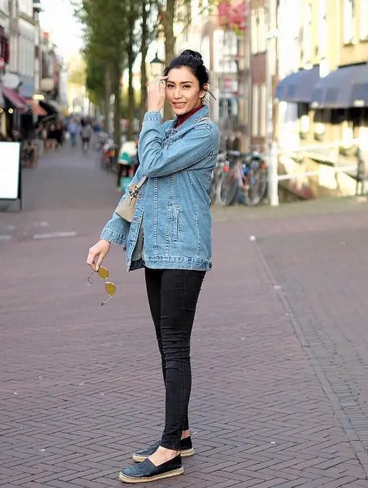 Berjalan-jalan ke luar nnegeri saat honeymoon bareng sang suami, Tyas pun tak meninggalkan gaya Bun Hairnya. Tampilannya yang kasual terlihat semakin casual dengan tatanan rambut seperti itu. (Instagram/tyasmirasih)