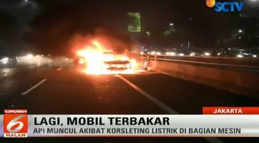 Api yang berkobar hebat membakar seluruh bagian badan mobil. 