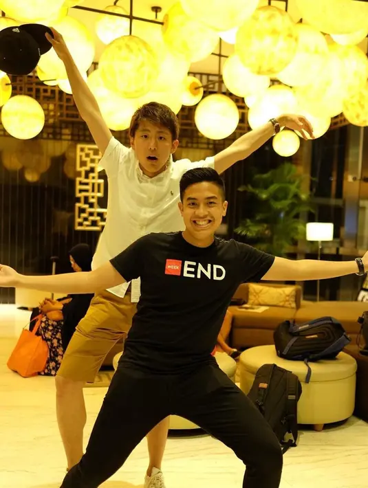 Duo ini kerap memamerkan interaksi kocak dan receh di setiap kesempatan. Perbedaan bahasa gak menghalangi mereka untuk bersahabat. Bahkan, Tomohiro Yamashita menjadi salah satu orang yang membantu Jerome menyelesaikan buku Mantappu Jiwa (2018).(Liputan6.com/IG/@jeromepolin)