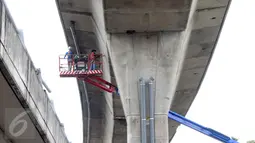 Aktivitas pekerja yang sedang memasang pipa saluran air di jalan layang khusus TransJakarta Tendean-Ciledug, Jakarta, Kamis (24/22). Proyek pembangunan jalan layang Transjakarta Koridor XIII Tendean-Ciledug sudah hampir rampung (Liputan6.com/Helmi Afandi)