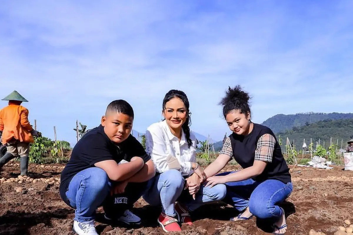 Gaya Krisdayanti Panen Kentang di Malang Disorot, Pakai Sepatu Fendi Rp6,5 Juta