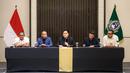 <p>Ketua Umum PSSI, Erick Thohir (tengah) memberikan keterangan dalam konferensi pers terkait rencana baru perkembangan Timnas Indonesia yang berlangsung di Menara Danareksa, Kemayoran, Jakarta Pusat, Senin (06/01/2025). Dalam acara tersebut juga dihadiri oleh Manajer Timnas Indonesia Sumardji, Waketum PSSI Zainudin Amali, Sekjen PSSI Yunus Nusi, dan Exco Arya Sinulingga. (Bola.com/Bagaskara Lazuardi)</p>