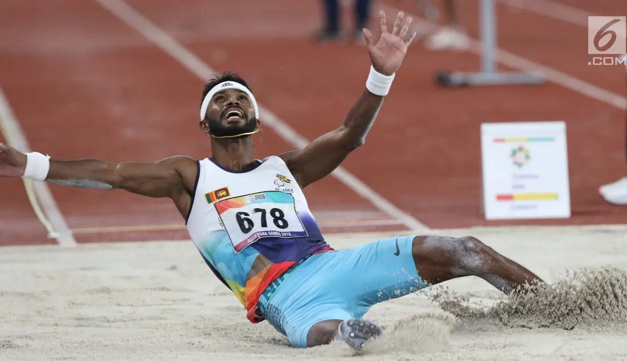 Atlet para atletik asal Srilanka, Gamage Nuwan Indika Maththaka saat mendarat pada lomba lompat jauh T44, T62/T64 putra Asian Para Games 2018 di Stadion Utama Gelora Bung Karno, Jakarta, Jumat (12/10). (Liputan6.com/Helmi Fithriansyah)