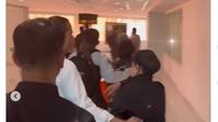 Viral Usaha Jokowi Bikin Romantisl Gagal, Rangkulannya di Bandara Ditepis Iriana.&nbsp; foto: (dok.Instagram @lamputerangofficial/https://www.instagram.com/p/DGR4bYrJFRd/Henry)