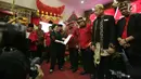 Ketum PDIP Megawati Soekarnoputri memberikan surat mandat kepada pasangan Dodi Reza dan  Giri Ramandan sebagai bakal calon gubernur dan wakil gubernur di Pilkada Sumatera Selatan 2018, Jakarta, Minggu (7/1). (Liputan6.com/Faizal Fanani)