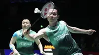 Keunggulan Mohammad Ahsan/Hendra Setiawan terus berlanjut hingga kedudukan 18-12. Aaron Chia/Soh Wooi Yik lantas bangkit dengan merebut 4 angka beruntun hingga akhirnya mampu menyamakan skor 19-19. Dua poin terakhir menjadi milik pasangan Malaysia yang akhirnya menang 21-19 di game pertama. (AP/Shuji Kajiyama)