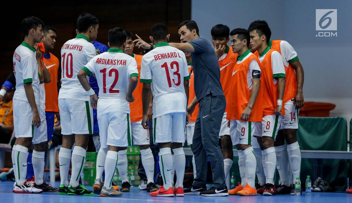 Pelatih timnas futsal putra Indonesia Yori Van Der Torren memberi arahan saat melawan Vietnam dalam laga ketiga futsal SEA Games 2017 di Shah Alam, Malaysia, Jumat (25/8). Timnas futsal putra Indonesia kalah dengan skor 1-4. (Liputan6.com/Faizal Fanani)