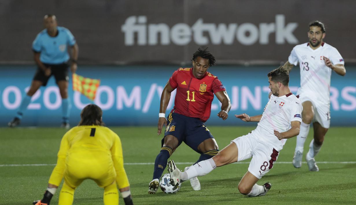 Penyerang Spanyol, Adama Traore berusaha melewati pemain Swiss, Remo Freuler pada pertandingan  UEFA Nations League di Alfredo Di Stefano, Madrid, Spanyol (10/10/2020). Madrid menang tipis atas Swiss 1-0. (AP Photo/Manu Fernandez)
