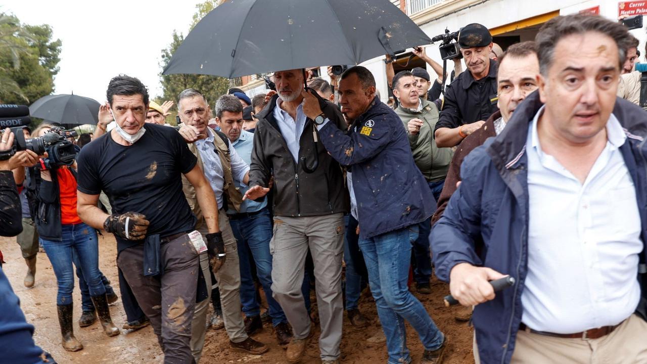 FOTO: Momen Raja Spanyol Dilempari Lumpur dan Diteriaki 'Pembunuh' Kunjungi Korban Banjir di Valencia