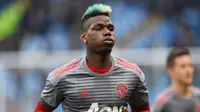 10. Paul Pogba - Pemain yang tak hanya dikenal bermain baik di lapangan namun juga kerap tampil nyentrik diluar lapangan. Paul memiliki banyak mode rambut yang ia aplikasikan disetiap pertandingan, termasuk mohawk. (AFP/Paul Ellis)