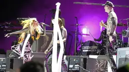 Avril Lavigne (kiri) tampil bersama Machine Gun Kelly pada hari kedua Festival Musik Lollapalooza di Grant Park, Chicago, Amerika Serikat, 29 Juli 2022. Hampir 100.000 orang diperkirakan akan memasuki area festival setiap hari. (Photo by Rob Grabowski/Invision/AP)