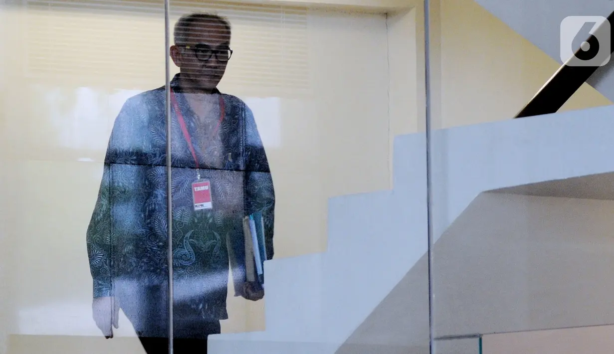 Sekretaris Jenderal Kementerian Perdagangan Oke Nurwa menaiki tangga bersiap menjalani pemeriksaan  setelah mangkir empat kali di Gedung KPK, Jakarta, Jumat (25/10/2019). Oke Nurwa diperiksa sebagai saksi terkait kasus dugaan suap impor bawang putih. (merdeka.com/Dwi Narwoko)