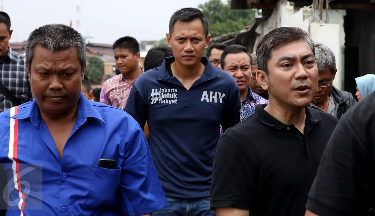 Bakal Calon Gubernur DKI, Agus Harimurti Yudhoyono mengunjungi kawasan Bukit Duri, Jakarta, Kamis (20/10). Kedatangan Agus Yudhoyono untuk melihat kondisi warga korban penertiban di pinggiran kali Ciliwung. (Liputan6.com/Gempur M Surya)