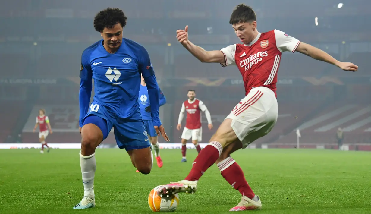 Bek Arsenal, Kieran Tierney, berebut bola dengan gelandang Molde, Henry Wingo, pada laga lanjutan Grup B Liga Europa 2020/2021 di Emirates Stadium, Jumat (6/11/2020) dini hari WIB. Arsenal menang 4-1 atas Molde. (AFP/Glyn Kirk)