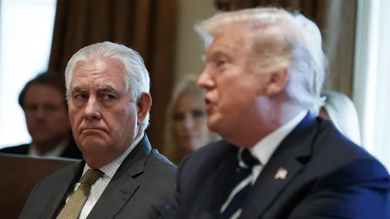 Mantan menteri luar negeri AS, Rex Tillerson (kiri), bersama dengan Presiden Donald Trump (AP/Evan Vucci)