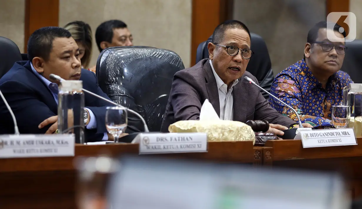 Ketua Komisi XI DPR RI Dito Ganinduto (tengah) saat  konferensi pers di Ruangan Komisi XI, Kompleks Parlemen, Senayan, Jakarta, Selasa (21/1/2019). Konferensi pers tersebut terkait Komisi XI sepakati membantuk Panja pengawasan kinerja industri jasa keuangan. (Liputan6.com/Johan Tallo)