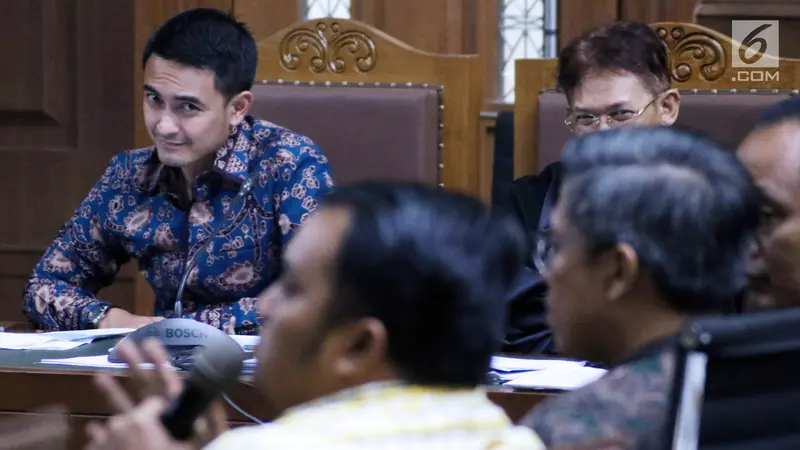 Usai Jalani Sidang Lanjutan, Zumi Zola Dipeluk Saksi dan Kerabat