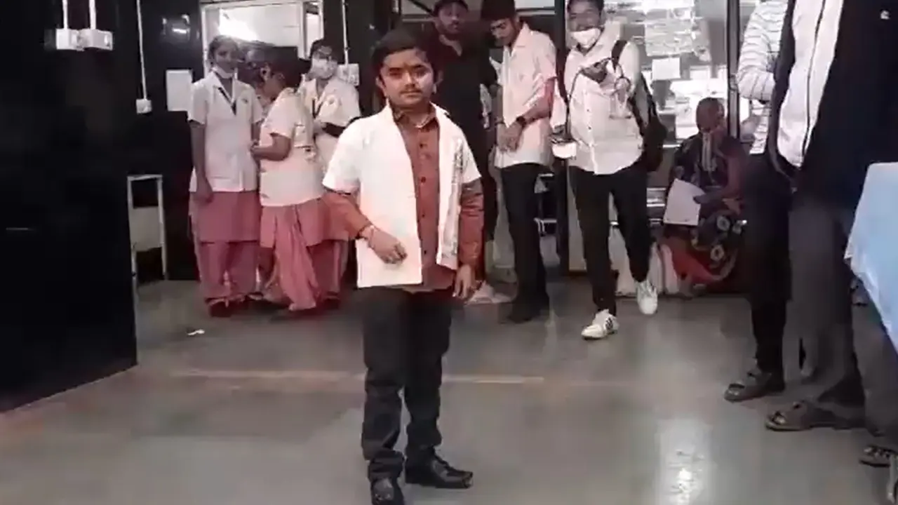 Ganesh Baraiya, dokter terpendek di dunia asal India yang tingginya hanya 1 meter. (X/@DDNewslive)