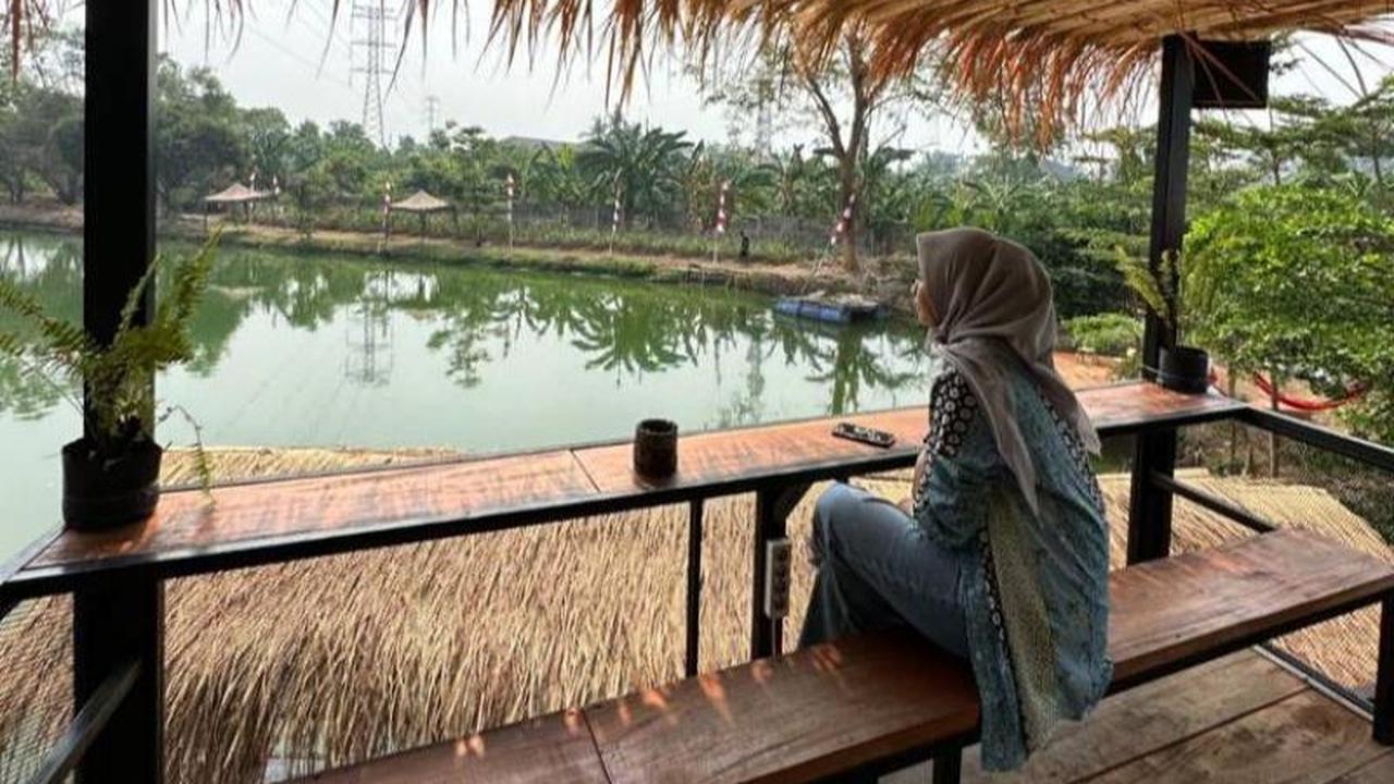 Duduk santai di saung