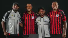 Para legenda, Boaz Solossa, Ruben Sanadi, Feri Pahabol, dan Tinus Pae dengan jersey baru Persipura Jayapura untuk Pegadaian Championship 2025/2026. (Dok. Persipura).