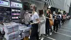 Orang-orang mengantre untuk edisi terakhir Apple Daily di stan surat kabar di sebuah jalan pusat kota di Hong Kong, Kamis (24/6/2021). Ratusan orang mengantre pada Kamis dini hari untuk membeli edisi cetak terakhir surat kabar pro-demokrasi Hong Kong, Apple Daily. ( AP Photo/Vincent Yu)