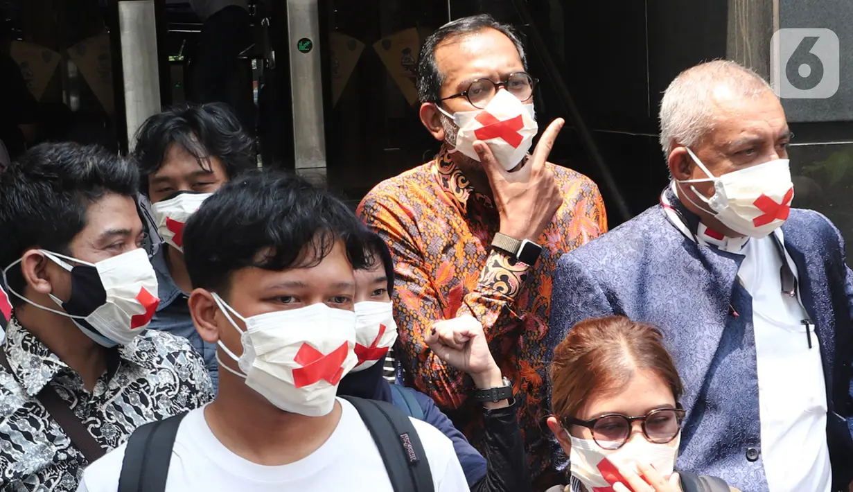 Direktur Lokataru Haris Azhar bersiap meninggalkan Polda Metro Jaya, Jakarta, Kamis (21/10/2021). Haris Azhar memenuhi panggilan mediasi berkaitan dengan dugaan pencemaran nama baik yang dilaporkan Menko Bidang Kemaritiman dan Investasi Luhut Binsar Pandjaitan. (Liputan6.com/Herman Zakharia)