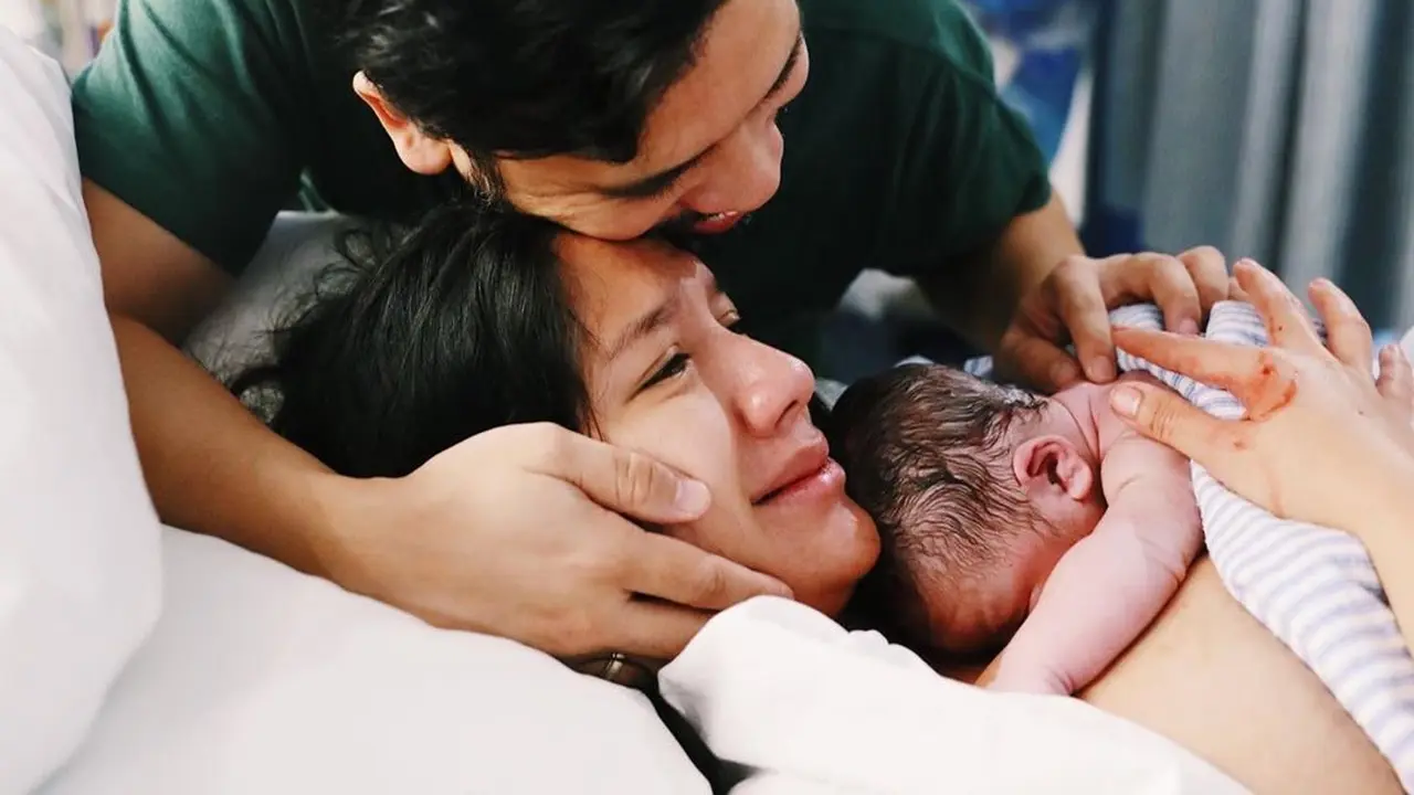 7 Momen Haru Acha Sinaga Usai Berjuang Melahirkan Anak Pertama
