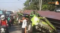 [VIDEO] Sopir Ngerem Mendadak, Truk Tertimpa Baja