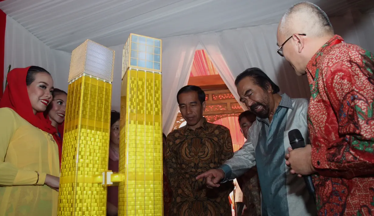 Presiden Joko Widodo didampingi Ketua Partai Nasdem, Surya Paloh melihat contoh maket Gedung Indonesia Satu di Jakarta, Sabtu (23/05/2015). Gedung ini nantinya akan menjulang setinggi 303 meter dengan 59 lantai. (FOTO: Istimewa)