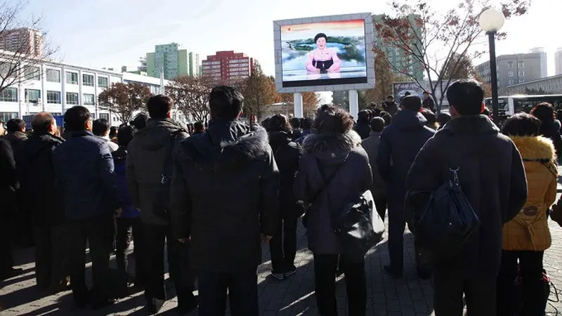 Rakyat Korea Utara menyaksikan siaran televisi yang menayangkan perintah Kim Jong-un untuk meluncurkan rudal Hwasong-15