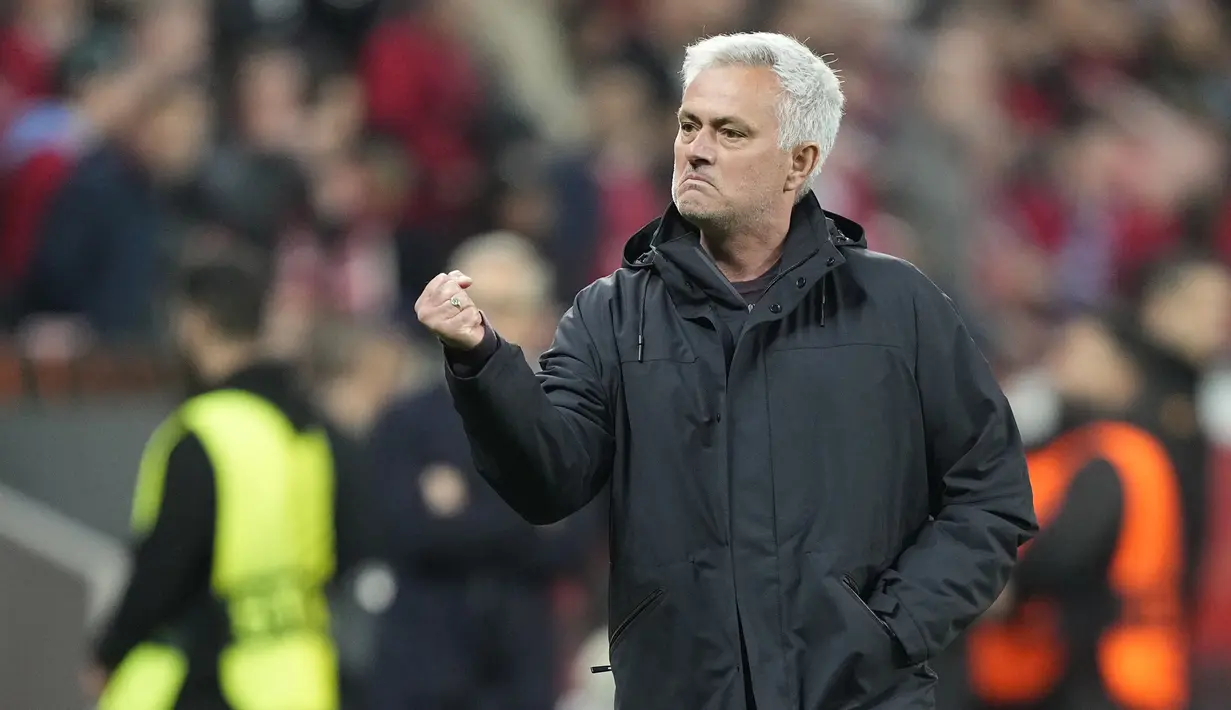 <p>Ekspresi pelatih AS Roma, Jose Mourinho, setelah pertandingan leg kedua semifinal Liga Europa 2022/2023 timnya berhasil menahan imbang Bayer Leverkusen dengan skor 0-0 (agregat 1-0) di BayArena, Jumat (19/05/2023) dini hari WIB. Dalam sepanjang karirnya, 31 Mei 2023 nanti merupakan final keenam The Special One di kompetisi Eropa. (AP Photo/Martin Meissner)</p>