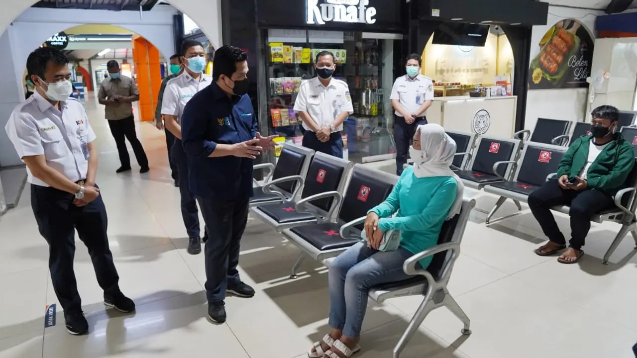 Menteri BUMN Erick Thohir  melakukan inspeksi mendadak ke Stasiun Kota Bandung, Jawa Barat, Sabtu (10/7/2021). Dok BUMN