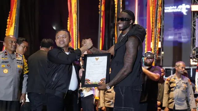 Kelly Mike dianugerahi piagam sebagai Duta Pacu Jalur Dunia atas perannya mempromosikan tradisi ini ke kancah internasional. (Istimewa)