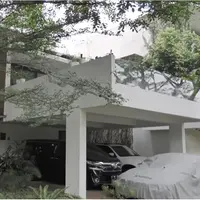 Rumah tangga Ammar Zoni dan Irish Bella terancam kandas. Irish Bella telah melayangkan gugatan cerai di Pengadilan Agama Depok pada 6 November lalu. Berikut rumah pasangan yang menikah pada 28 April 2019 silam ini yang mewah dan bak istana di tengah hutan. [Youtube/The Sungkars]