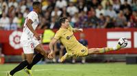 Pemain Barcelona, Robert Lewandowski berhasil menjebol gawang Sevilla dalam pertandingan La Liga Spanyol 2022/2023, Sabtu (3/9/2022). (AP Photo/Jose Breton)
