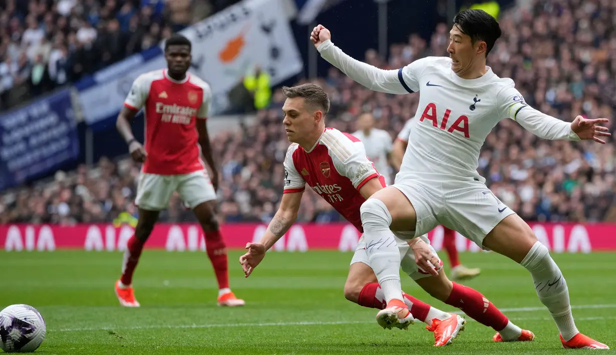 Sementara, gol Tottenham Hotspur dicetak oleh Cristian Romero di menit ke-64 dan Son Heung-min lewat titik putih pada menit ke-87. (AP Photo/Kin Cheung)