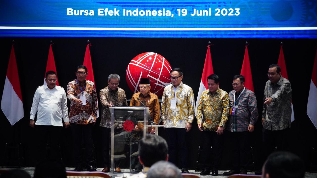 Seremoni penerbitan efek beragun aset syariah berbentuk Surat Partisipasi (EBAS-SP) bernama EBAS-SP-SMF-BRIS01 yang pertama di Indonesia, Senin (19/6/2023).  (Foto: BEI)