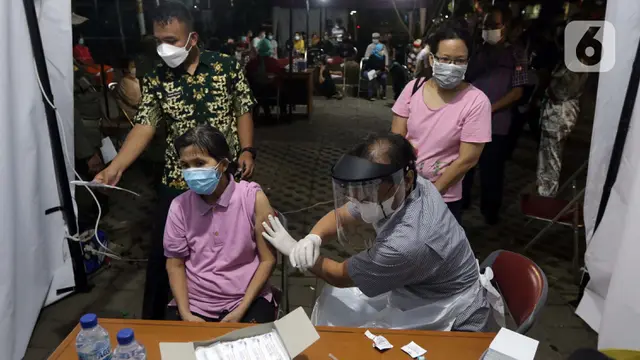 FOTO: Kecamatan Penjaringan Gelar Vaksinasi Malam