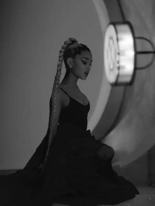 Ariana Grande mengatakan bahwa banyak orang yang tak memedulikan kesehatan mental karena miliki banyak pekerjaan. (instagram/arianagrande)