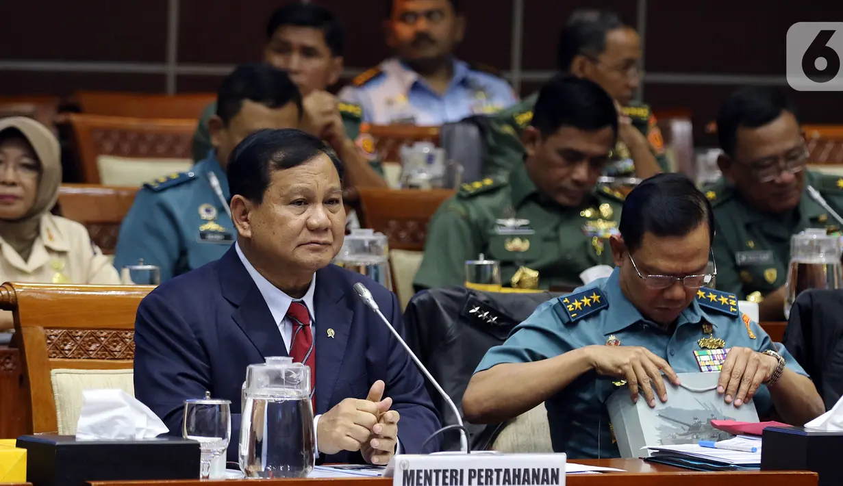 Menteri Pertahanan Prabowo Subianto (kiri) mengikuti rapat kerja dengan Komisi I DPR di Kompleks Parlemen, Senayan, Jakarta, Senin (11/11/2019). Rapat perdana Komisi I bersama Menhan Prabowo ini membahas rencana kerja dan anggaran Kementerian Pertahanan Tahun 2020. (Liputan6.com/Johan Tallo)