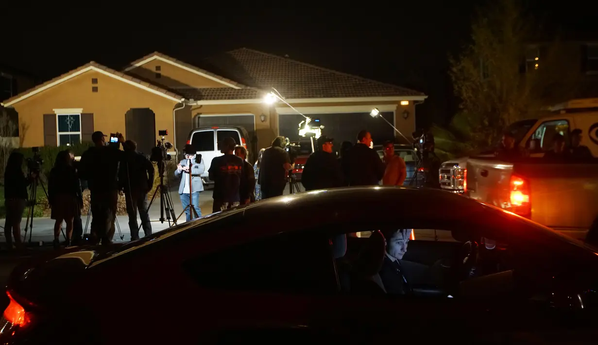 Awak media berkerumun di depan rumah ditemukannya 13 anak yang dirantai oleh orang tuanya di Perris, California, Senin (15/1). Pasutri  itu masing dijerat 9 dakwaan penyiksaan dan 10 dakwaan membahayakan anak-anak (Sandy Huffaker/Getty Images/AFP)
