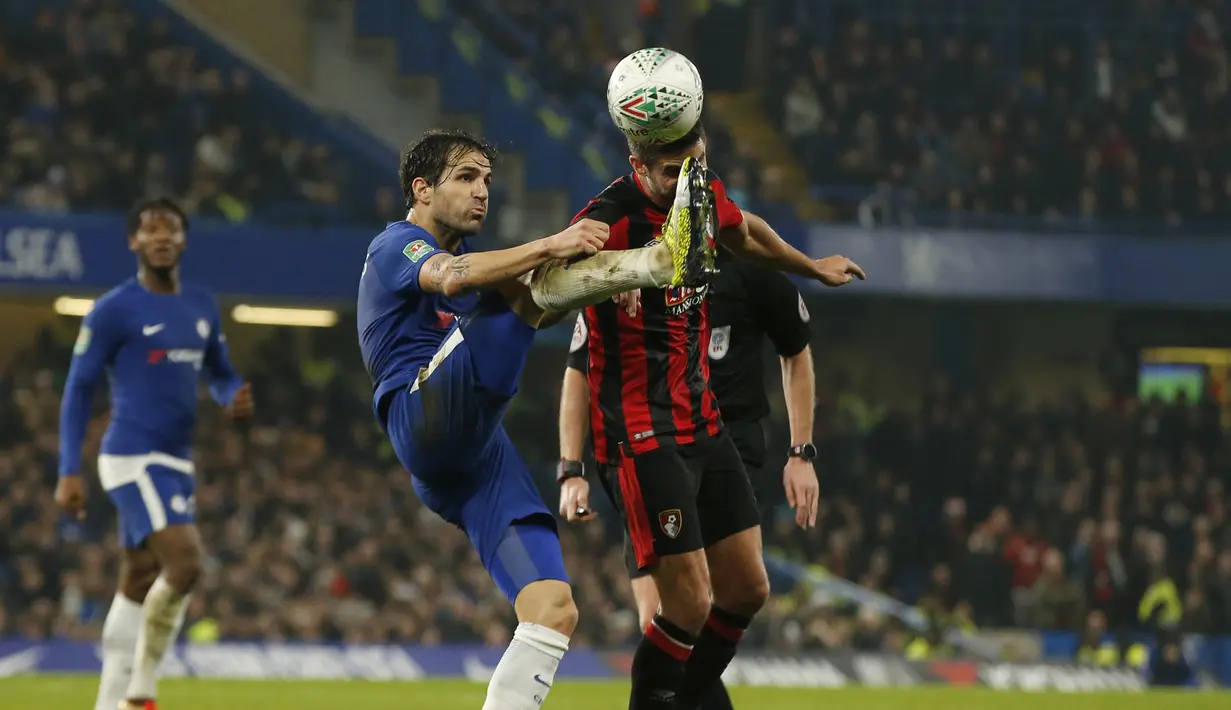 Aksi pemain Chelsea, Cesc Fabregas menghalau bola dari sundulan pemain AFC Bournemouth, Andrew Surman pada laga perempatfinal Piala Liga Inggris di Stamford Bridge stadium, London, (20/12/2017). Chelsea menang 2-1. (AP/Alastair Grant)